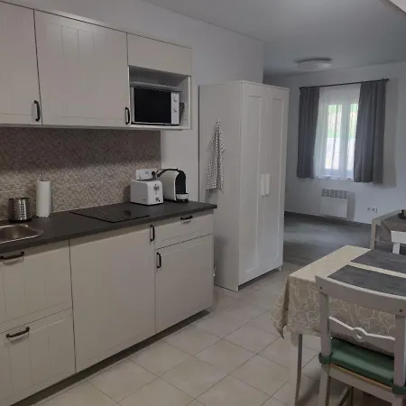 Kosbor Vendeghaz Apartment *